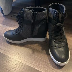 Maurices size 9 wedge sneaker boot